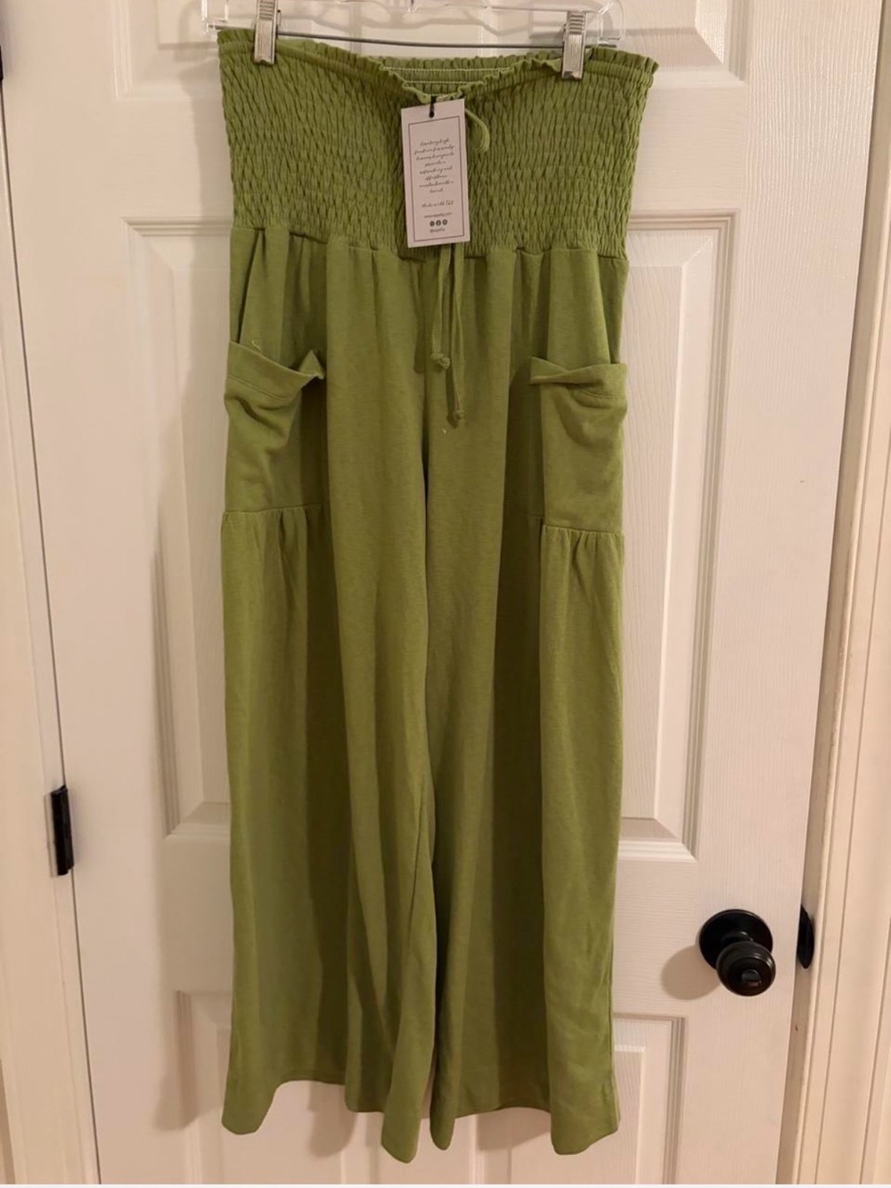 NWT Sage & Fig Wide-Leg Smocked Waist pants - Green